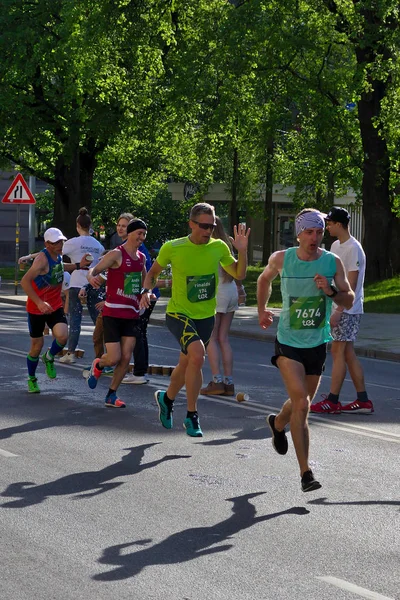Riga, Latvia - May 19 2019: Fastest runners arriving to first refreshment point — Stock Photo, Image