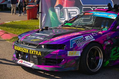 Riga, Letonya - 02 Ağustos 2019 - Pit alanında renkli menekşe Nissan