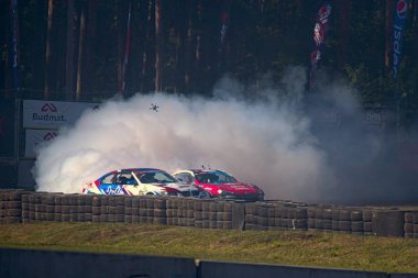 Riga, Letonya - 02 Ağustos 2019 - Jack Shanahan karşı Andrius Vasiliauskas onları takip eden drone ile