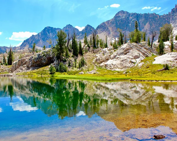 Hermoso Reflejo Del Lago Katherine Las Pintorescas Montañas Sawtooth Idaho Imágenes de stock libres de derechos