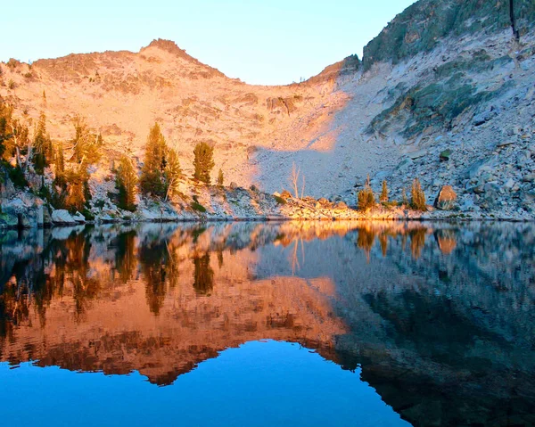 Reflejo Lago Alta Montaña Las Montañas Sawtooth Idaho Atardecer —  Fotos de Stock