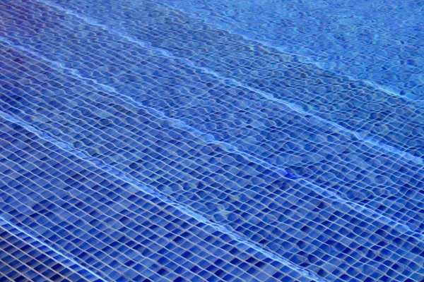 Mosaico azul baldosas pasos de la piscina visto a través del agua - Imagen —  Fotos de Stock