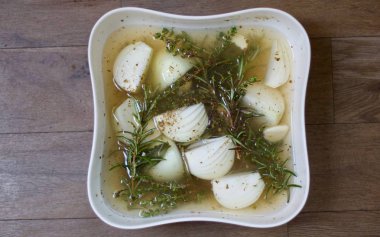 Beyaz şarap soğan ve ot marine