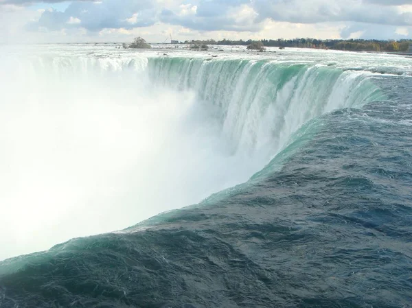 Вид на водоспад у підкови-осінній Канаді — стокове фото