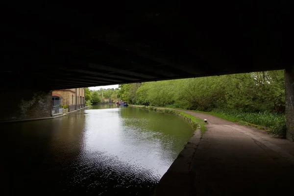 Vista a lo largo del canal a través de puente con espacio de copia - imagen — Foto de Stock