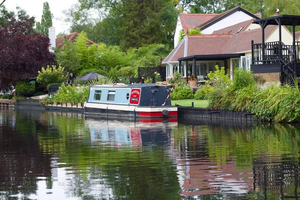 3 agosto 2019 - Harefield, Inglaterra: Canal con casa y barco reflejado en el agua — Foto de Stock