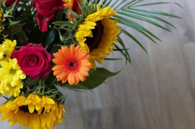 Yumuşak kahverengi ahşap arka planda parlak çiçekler