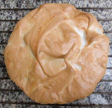 Yukardan granit zemine karşı soğutma rafındaki limonlu pasta görüntüsü