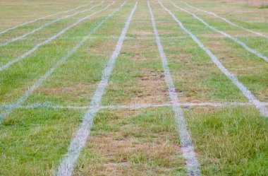 Atletizm etkinlikleri için paralel koşu şeritleriyle işaretlenmiş alan