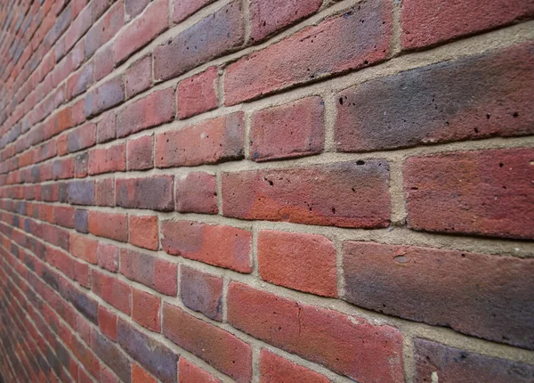 Vista de la nueva pared de ladrillo tomada geométricamente que conduce al punto de fuga — Foto de Stock