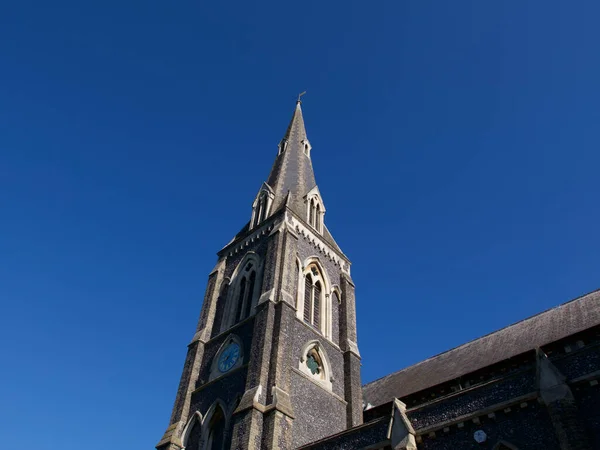 1 августа 2020 - Ealing UK: шпиль церкви Св. Марии на фоне голубого неба — стоковое фото