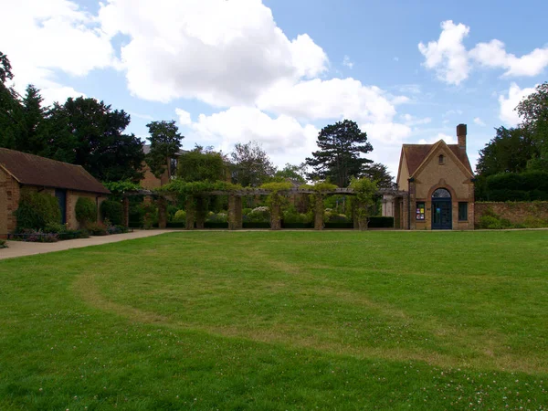 26 juillet 2020 - Angleterre, Royaume-Uni : Jardins avec un petit vieux bâtiment en arrière-plan — Photo