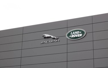 27 Haziran 2020 - Birleşik Krallık: Jaguar ve Land Rover logoları inşaatta