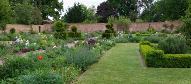 17 Mayıs 2020 - İngiltere, İngiltere: Çalılar ve çiçek yataklarıyla resmi bahçeler