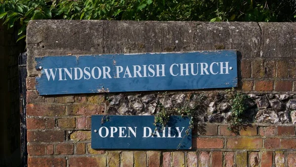 19 de setembro de 2020 - Windsor, Reino Unido: Assine fora da Igreja Paroquial de Windsor — Fotografia de Stock