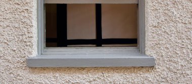 Eski moda pencere pervazı, eski çakıl taşı kaplama duvarda.