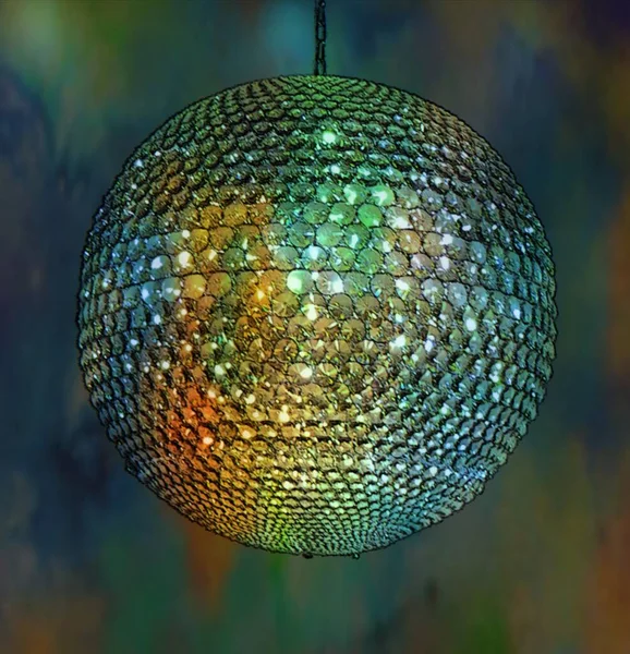 Блиск м'яч підвішений на ланцюзі, що показує масив яскравих кольорів — стокове фото