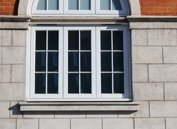 Ventana de antiguo edificio inglés engastado en bloques tradicionales y ladrillos — Foto de Stock