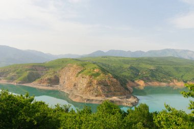 Özbekistan 'daki Charvak rezervuarı. Özbekistan Dağları