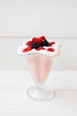 Taze ahududu ve böğürtlen smoothie veya milkshake ve çilek beyaz arka plan üzerinde. Sağlıklı Beslenme kavramı