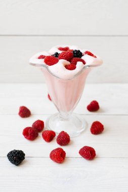 Taze ahududu ve böğürtlen smoothie veya milkshake ve çilek beyaz arka plan üzerinde. Sağlıklı Beslenme kavramı