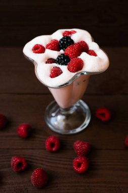 Taze ahududu ve böğürtlen smoothie veya milkshake ve çilek kahverengi ahşap arka plan üzerinde. Sağlıklı Beslenme kavramı