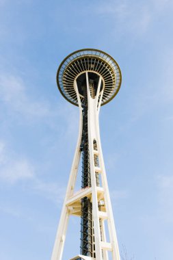 Seattle, Usa. Nisan 2019. Mavi gökyüzünün arka planında Uzay İğnesi Kulesi