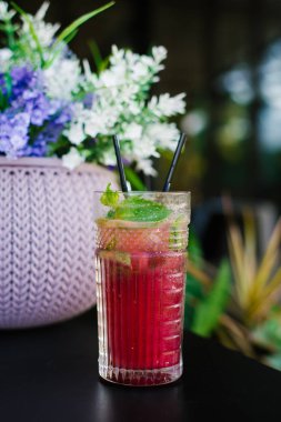 Nane ve ahududu ile taze ahududu limonata