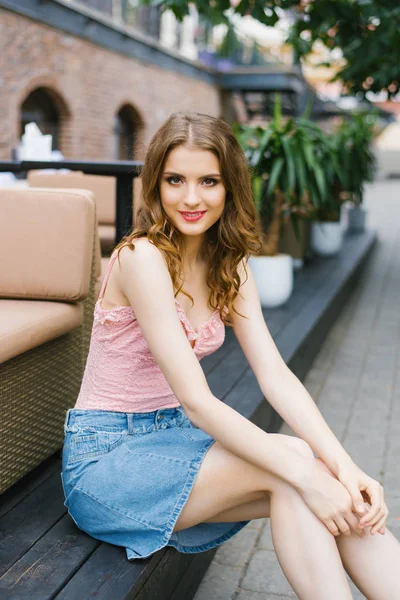 Retrato Uma Menina Bonita Com Passeios Cabelo Fluindo Cidade Verão — Fotografia de Stock