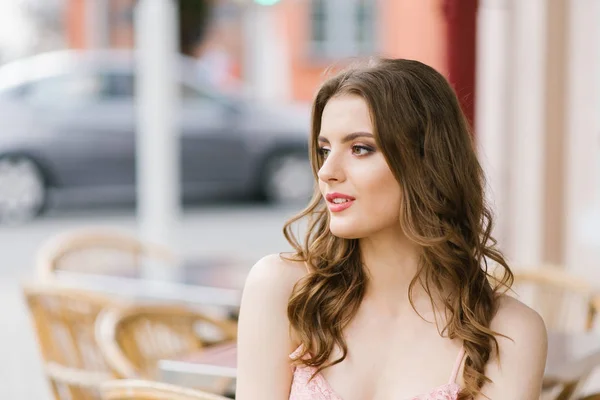 Retrato Verão Uma Menina Bonita Com Cabelo Fluindo Maquiagem Profissional — Fotografia de Stock