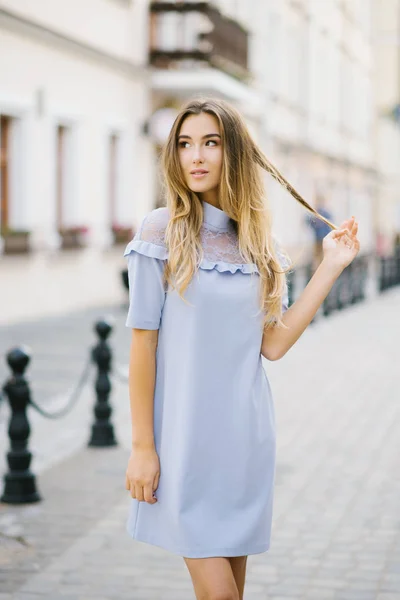 Menina Bonita Vestido Azul Segura Suas Mãos Fio Seu Cabelo — Fotografia de Stock