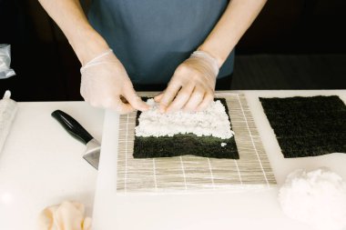 aşçı toplar ve suşi hazırlar, yosun pirinç koyar, yakın, Japon mutfağı, suşi hazırlık