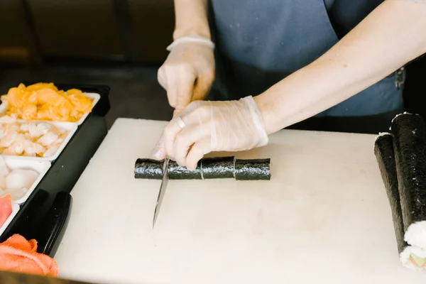 Sushi Master Cuts Sushi Nożem Zbliżenie Kuchnia Japońska Sushi Gotowanie — Zdjęcie stockowe