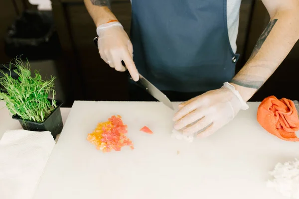 Mistrz Sushi Tnie Czerwone Rękawice Nożem Zbliżenie Przygotowanie Sushi — Zdjęcie stockowe
