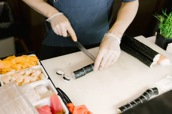 Sushi Master Cuts Sushi Nożem Zbliżenie Kuchnia Japońska Sushi Gotowanie — Zdjęcie stockowe