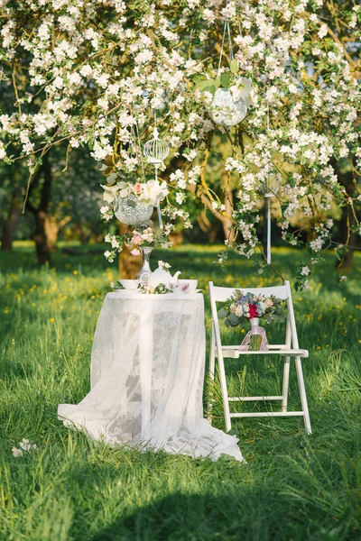 Свадебная Фотозона Весной Цветет Яблоневый Сад Белый Стол Стульями Романтического — стоковое фото