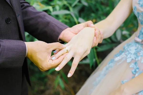 Brudgummen Sätter Vigsel Ringen Brudens Finger Begreppet Familj Närbild — Stockfoto