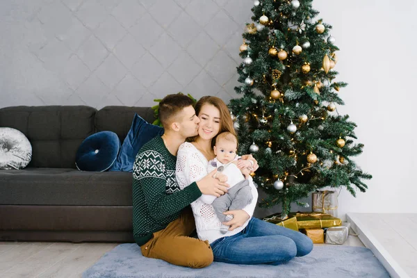 Uma Jovem Família Com Bebê Cinco Meses Idade Terno Papai — Fotografia de Stock