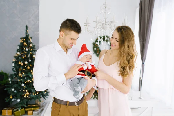 Genç Ebeveynler Çocuklar Noel Yeni Yılı Kutluyorlar Baba Noel Baba — Stok fotoğraf