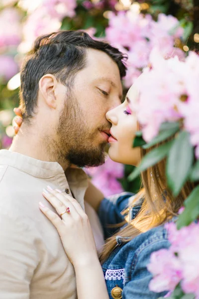 Pojken Och Flickan Kysser Färgerna Lila Och Rosa Rhododendron Våren — Stockfoto