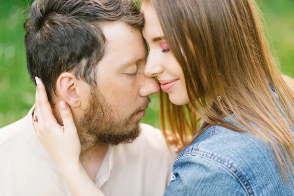 Flickan Och Killen Sitter Gräset Nära Blommande Lila Buske Våren — Stockfoto