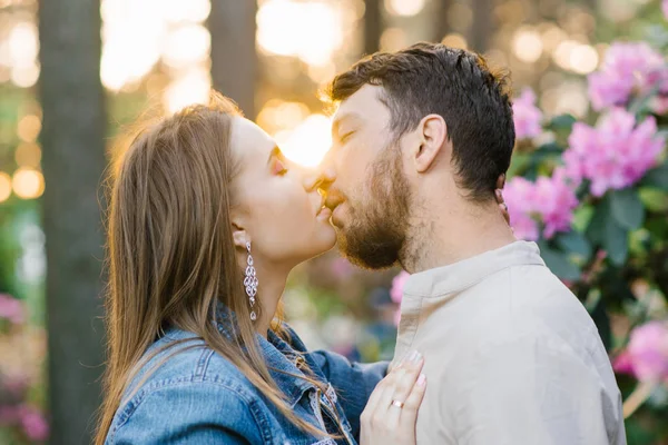 Close Tiro Jovem Casal Beijando Livre Close Amor Casal Abraçando — Fotografia de Stock