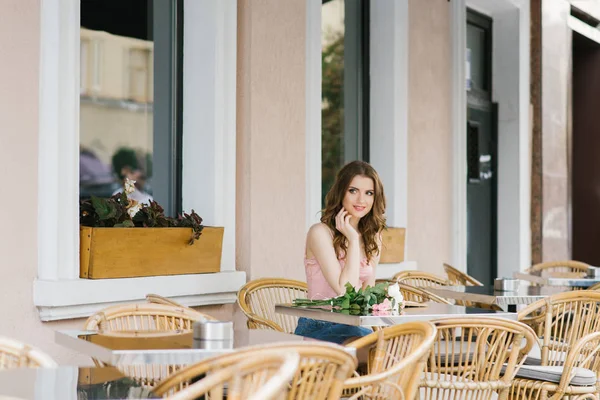 Ragazza Romantica Con Bel Trucco Siede Tavolo Caffè Stradale Accanto — Foto Stock