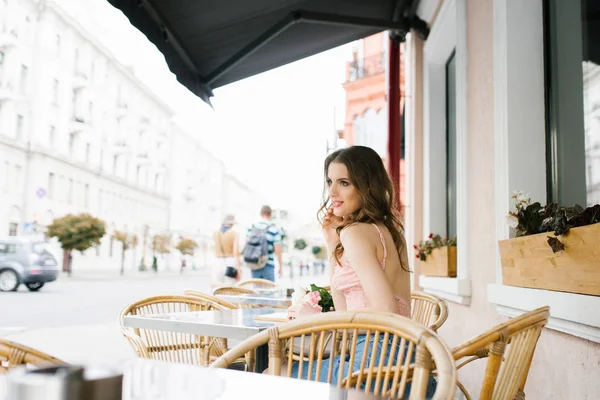 Una Bella Ragazza Con Bel Trucco Seduta Tavolo Caffè Estivo — Foto Stock