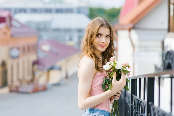 Young Cute Girl Professional Make Twisted Hair Holding Bouquet Flowers — Stock Photo, Image