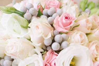 Gül ve Eustoma bir buket arka plan, makro, yakın çekim.