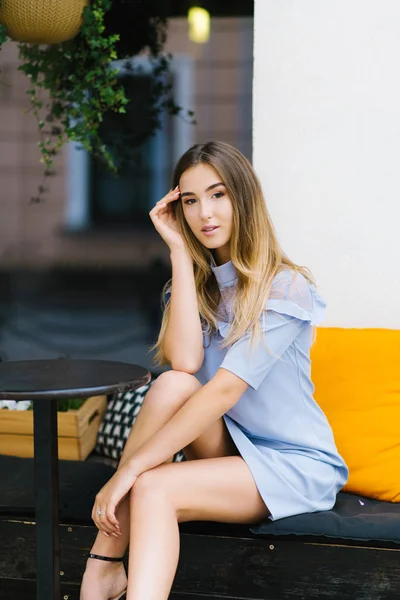 Bonita Hermosa Joven Vestido Azul Sentado Una Mesa Café Calle —  Fotos de Stock