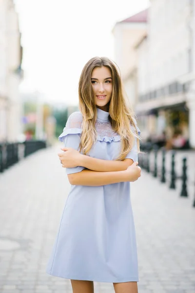 Uma Menina Bonita Vestido Azul Macio Fica Rua Cidade Verão — Fotografia de Stock