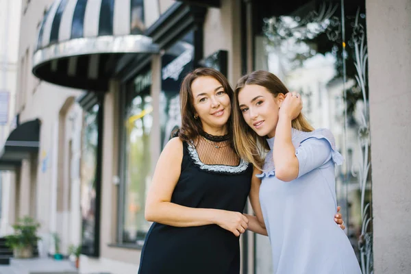 Bella Madre Figlia Adulta Sono Piedi Una Strada Della Città — Foto Stock