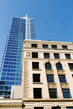 Seattle, Amerika Birleşik Devletleri. Nisan 2019. Seattle şehir, şehir merkezinde yürüyüş, modern gökdelen ve klasik bina, gökyüzü Görünümü, şehirde mimari